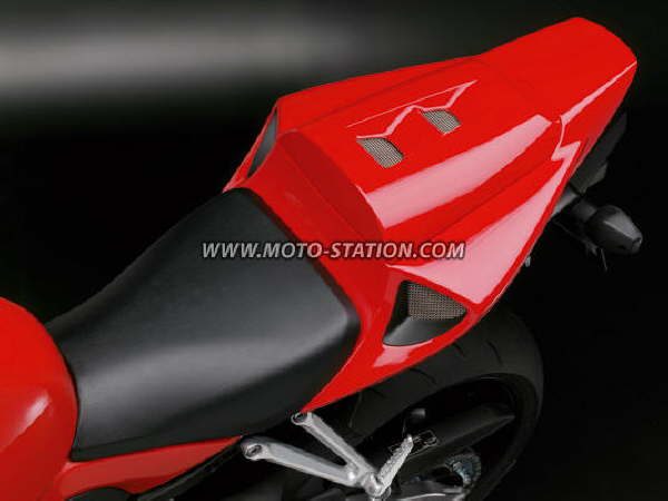 ~Moyens_formats~Motos~Motos_serie_plus_de_125~Honda~Honda_CBR_1000_RR_2006~Honda_CBR1000RR_selle_stmz[1]