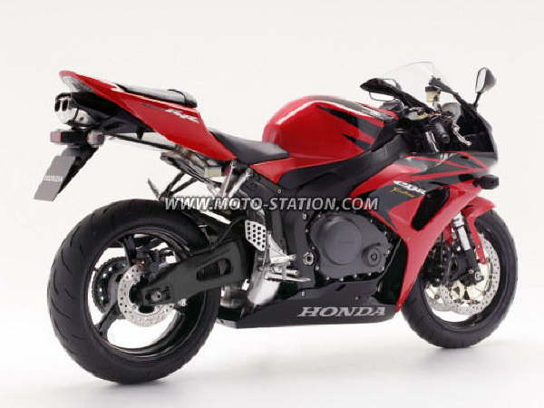 ~Moyens_formats~Motos~Motos_serie_plus_de_125~Honda~Honda_CBR_1000_RR_2006~Honda_CBR1000RR_st1mz[1]